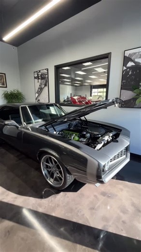 Putting the finishing touches on everything. We’re excited to show off the NEW location tomorrow. See y’all here! @theunlikelycandidates @texasharleydavidsonofficial @luckypennycycles @805beer @goodguysrodandcustom @americanmetalwhiskey | Murray Kustom Rods