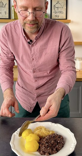 DDR-Klassiker 🥔🥬🥩 Blutwurst mit Sauerkraut & Kartoffeln! Deftig, würzig und unkompliziert – ein echter Klassiker der ostdeutschen Hausmannskost, der Tradition und Geschmack vereint. ✨ Zutaten: ‐ 250 g Blutwurst (ohne Pelle) ‐ 60 g fetter Speck (gewürfelt) ‐ 1 Zwiebel (gewürfelt) ‐ 100 ml Brühe ‐ ½ TL Majoran (getrocknet) ‐ Salz & Pfeffer ‐ 1 EL Semmelbrösel ‐ Optional: ¼ TL Thymian (getrocknet) ‐ Gekochte Salzkartoffeln ‐ Küchenfertiges Sauerkraut 👨‍🍳 Zu weiteren DDR Rezepten: https://www.l