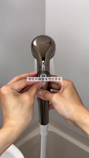 【85日目/100日】↓キャプション読んでね！ 今回は、 賃貸のシャワーベッドを変えました！ 放水と止水を ボタンで切り替えられるから 温度調節をしなくて済むよ❗️👀 無駄に水が流れる時間が少なくなって、 節水効果もある！ ⚠️注意点⚠️ （ご参考に） _____________________________ ※お風呂を出る時には蛇口を閉める❗️ ↑ コレ絶対！ ◆そのまま取り付けできるメーカー TOTO・リクシル（INAX）・KAKUDAI・SAN-EI・ GROHE製・他、海外製 ◆アダプターをつけるメーカー MYM・KVK・ノーリツ・リンナイ・他、ガス機器社製 _____________________________ 取り外したシャワーベッドは、 退去時には、もちろん元に戻さないといけないから ちゃんと保管してね💡 次回も楽しみに〜！ #節水シャワー#賃貸diy#節水シャワーヘッド #便利アイテム#シャワーヘッド #賃貸暮らし
