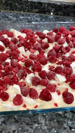 Recipe ⬇️ Simple and delicious raspberry meringue dessert 🤤 for a buffet