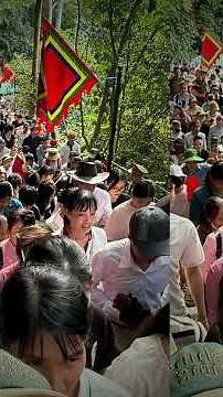 Crowds of people head towards Hung Temple before the main ceremony: Hung Temple Festival 2026 🎉