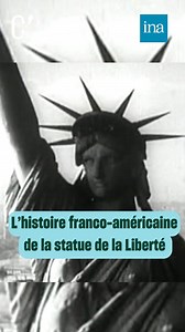 Saviez-vous que la Statue de la Liberté est née en France ? 🗽 Construite à Paris avant d’être envoyée à New York en 1885, elle a été financée par une souscription populaire et assemblée grâce aux talents d’Auguste Bartholdi et Gustave Eiffel. ⏪ À l’époque, les Parisiens pouvaient même visiter la statue avant son départ de l'autre côté de l'Atlantique. | INA