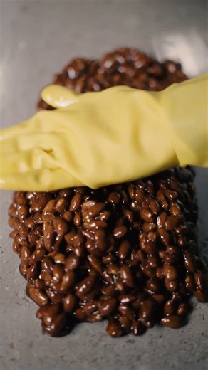 Almond Croccante ✨ From raw almonds to glossy perfection. A craft as satisfying as the final bite.