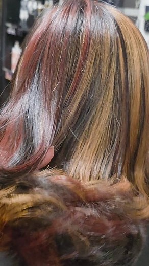 El estilo "calicó" en el cabello es una técnica de coloración multidimensional inspirada en el pelaje tricolor de los gatos calicó. Se caracteriza por combinar de tres a más tonos contrastantes, como rubios dorados, castaños intensos y rojos vibrantes, para crear un efecto de bloques de color o mechas con alto contraste y un look audaz. #byely #cabellosaludable ##yanguashaircolor #calicohairstyle | By Ely