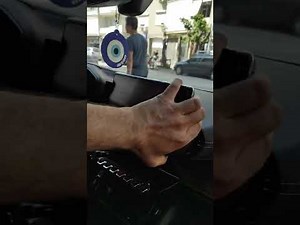 Come smontare l'autoradio nella Peugeot 208?