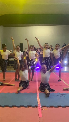 Ginastica on Instagram: "As meninas simplesmente arrasaram! A coreografia ficou leve, divertida e cheia de atitude exatamente como a música diz: garotas só querem se divertir! ✨ E elas mostraram isso em cada passo, cada pose e cada elemento da ginástica artística. Muita energia, sorrisos e confiança no palco! 💫🤸‍♀️ Orgulho define! 💕👏 Sobre a Oficina: A Oficina de Ginástica Olímpica faz parte do programa Mais Esporte Estância Velha, uma iniciativa da Prefeitura Municipal (via SESEBE e CMD) pa