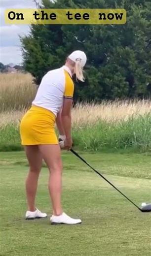 Looks great in yellow and her swing #golfswing #golftechnique #girlgolfers