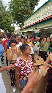 La empresaria Antonia, propietaria de la Casa de Novia “La Insuperable de Gibson”, junto a Luis Miguel Pérez, entregar decenas de útiles escolares, alimentos y juguetes a niños de escasos recursos en las comunidades de Vera de Yuna, Santa Pola, El Pozo, La Recta en el municipio de Villa La Mata. | Junior Cavada “Noticias”