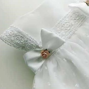 Elegantes vestidos de bautizo alta costura bebés niñas. Tienda Andrea Moneta bautismo y fiesta