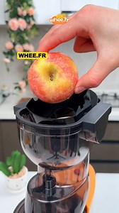 🍹 Imaginez un arc-en-ciel dans un verre… Des couleurs qui attirent l’œil, un parfum qui intrigue, puis cette première gorgée : douce, acidulée, surprenante ✨ Chaque fruit arrive à son tour, comme une petite explosion de saveur qui réveille les sens. Ce jus n’est pas juste à boire, il se découvre. Saurez-vous percer le secret de ce mélange mystérieux ? 👀🍓🍍 Pressé avec notre extracteur whee, pour capturer la fraîcheur brute du fruit, naturellement. #JusMultifruit #ExplosionDeSaveurs #JusNature