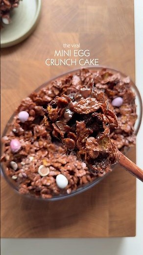 The viral mini egg crunch cake. Recipe: www.delicate-kitchen.com #crunchcake #minieggs