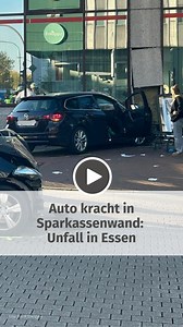 🚔 Bei einem Unfall in Essen sind am Sonntagmittag (3. November) fünf Menschen verletzt worden. Das berichten Feuerwehr und Polizei. 🚒 Eins der beiden beteiligten Autos wurde durch die Wucht des Aufpralls vor eine Wand des Sparkassengebäudes geschleudert. 👉 Alle Infos findet ihr bei uns im Artikel, den Link im ersten Kommentar. | WAZ