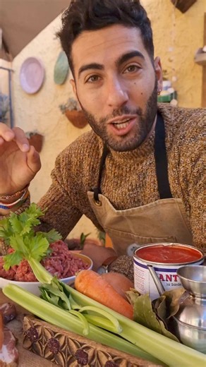 Ragù Alla Bolognese! 👌❤️ Ragù is one of my favourite classic Italian recipes. This recipe is the perfect base for so many incredible Italian dishes, such as lasagna, cannelloni or tagliatelle al ragù! 🍝 After 4 hours of slow cooking, the final product is incredibly rich in flavour and beautifully tender. The preparation takes around 15-20 minutes. The rest of the time is for you to have a glass of wine while you wait for the smell of ragù to fill the whole house. 😊 Here are the ingredients 👇