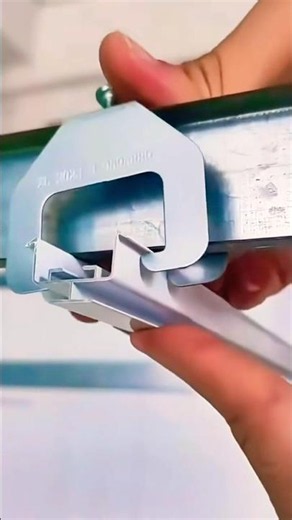 Comment clipser un bardage de plafond facilement et correctement ?