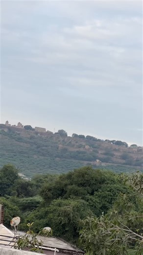 आवारा🦉 on Instagram: "Chittor ke kile pe rhne wale gumne kaha jate ho . . #chittor #chittorgarhfort❤️rajasthan🐫 #chittorgarh❤️ #chittorgarhfort #chittorgarh_fort #chittorgard #chittorgarh #chittaurgarh #rajasthan #fort #barsat #blog #vlog #ajmer #bhilwara #jaipur #udaipur #kota #bassi #nimbahera #mewar"
