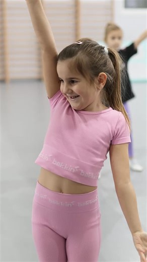 Marina Radic on Instagram: "Zašto je važno da deca treniraju od najmlađeg uzrasta? Zato što tada ne grade samo telo – grade samopouzdanje, disciplinu i veru u sebe. Zašto su važni kvalitetni treneri? Jer trener nije samo neko ko uči korake. Trener uči dete da ne odustane kada je teško, da veruje u proces i da zna koliko vredi – čak i kada nije prvo. A roditelji? Roditelji treba da budu najglasniji navijači, ne sudije. Podrška sa tribina gradi hrabrost, kritika ruši snove. Zašto baš ples? Jer ple