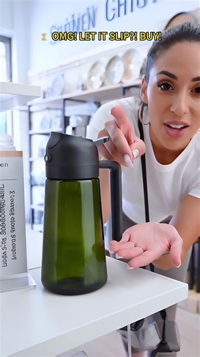 Premium food-grade oil mister: keeps oil fresh, essential tool for your kitchen.#OilSprayer #OilDispenser #2in1 #KitchenTool #LightBlocking