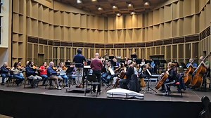 🎵 Στιγμιότυπο από τη δοκιμή του έργου ‘ERUM’ για ορχήστρα του Κύπριου συνθέτη Γεώργιου Σταύρου, υπό τη διεύθυνση του μαέστρου Ruben Gazarian. To έργο γράφτηκε κατόπιν ανάθεσης από το Ίδρυμα Σ.Ο.Κ. και θα ακουστεί σε παγκόσμια πρεμιέρα στις συναυλίες ΚΥΠΡΟΦΩΝΙΑ 2 της ορχήστρας την Πέμπτη 25/1 στο Θέατρο Παλλάς και την Παρασκευή 26/1 στο Θέατρο Ριάλτο, Λεμεσό, στις 20:30. 📍 ΛΙΓΑ ΛΟΓΙΑ ΑΠΟ ΤΟΝ ΣΥΝΘΕΤΗ ΓΙΑ ΤΟ ΕΡΓΟ ‘ERUM’ ΓΙΑ ΟΡΧΗΣΤΡΑ Η εξοικείωση με τις ουράνιες κινήσεις, μας επιτρέπει να κατανοού