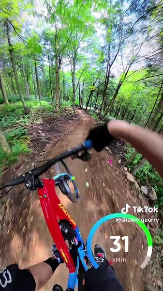 ‼️🚨NOUVEAU SENTIER🚨‼️ Voici la “Grogu” au Centre Castor!🤩 Le sentier parfait pour apprendre à sauter en confiance🙌🏼🚲 Pour ta dose d’adrénaline chaque semaine: Abonne-toi🚲 #velo #mountainbike #jump #mtb