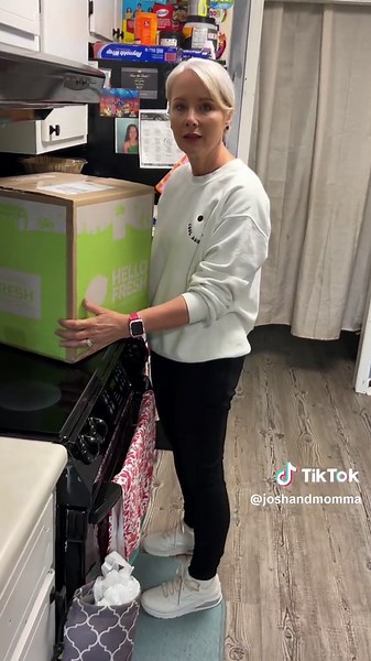 Momma really guilted me into giving her my @HelloFresh US 😂 honestly….it’s probably in better hands now hahah #HelloFreshPartner #HelloFresh