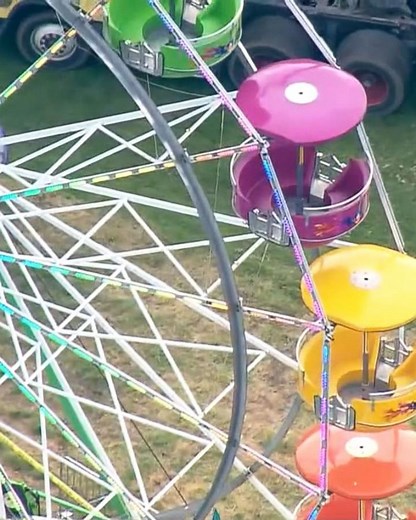 3 people hospitalized after Ferris wheel accident