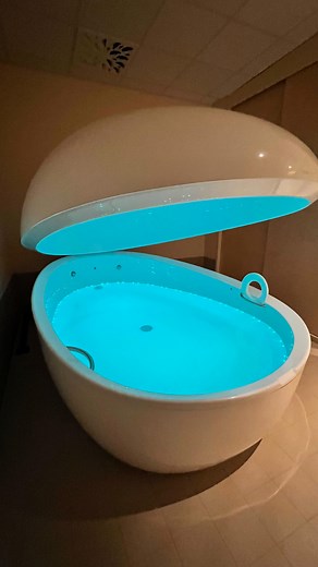 TkCo. | あのね、これの結果ね、とーーーーーーてつもなく良かった！！ これはね、エプソムソルトを大量にお湯に溶かすことで、体を浮かせて無重力を体験できるタンクなの。 このフローティングタンクは感覚遮断装置とも 呼ばれ、リラクゼーション効果が高いのはもちろ... | Instagram