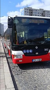 příjezd linky 102 do zastávky sídliště Bohnice