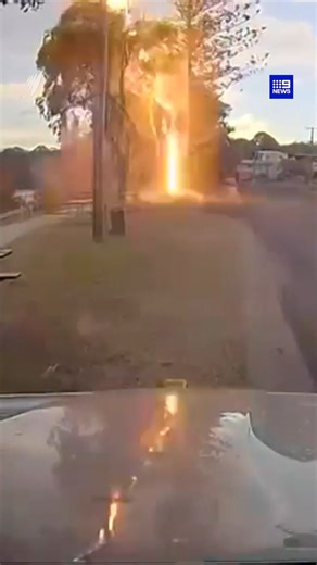 在新州Bellingen一名男子坐在车内目击闪电击中人行道，行车记录仪拍下了这一惊险瞬间。据统计，过去的这个周末悉尼周边半径100公里内，共记录到超过1.9万次雷电活动。 #LIGHTENINGSTRIKE #闪电 #雷暴 #极端天气 | SBS中文