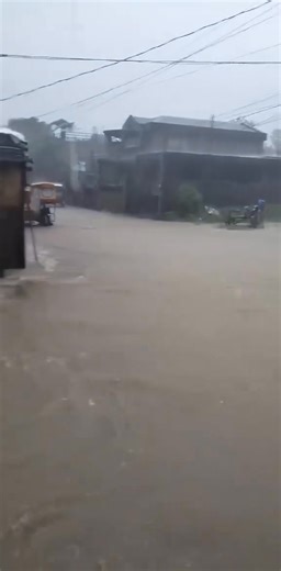 RUMARAGASANG BAHA SA VIRAC, CATANDUANES DULOT NG BAGYONG ADA Pinasok na ng rumaragasang baha ang ilang kabahayan sa Barangay Buyo, Virac, #Catanduanes bunsod ng walang patid na ulan dulot ng bagyong #AdaPH. 🎥 Dave Marintes #AdaPH #FloodPH #Virac #Catanduanes | Philippine Weather System/Pacific Storm Update