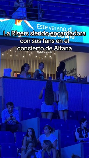 La Rivers siendo encantadora con sus fans en el concierto de Aitana