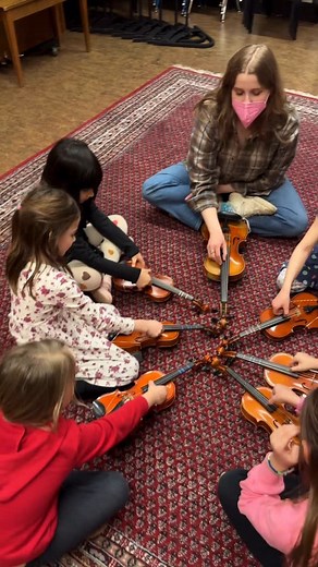 Give your little one an engaging, fun-filled space to explore the fiddle at Old Town School 🎻✨ Our unique kids fiddle classes combine elements of both fiddle and violin traditions. We draw from global folk traditions and the renowned Shinichi Suzuki method, ensuring students of all levels enjoy a joyful learning experience. The next class session starts soon on JUNE 23! Browse our selection of kids classes and register through the link in our bio. | Old Town School of Folk Music