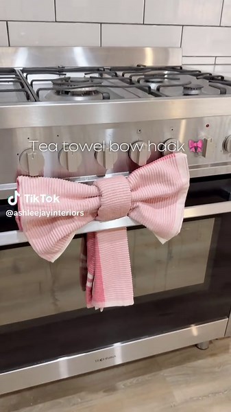 The cute tea towel now hack. This was too sweet to not do. So easy and adorable. . . #trending #teatowelhack #kitchentowelhack #bowhack