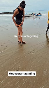 Setelah mungut sampah pantai kita bantu nelayan menarik jaring ikan #mungutsampahpantai #sampahpantai #bantunelayan #nelayan | Edy Suranta Ginting