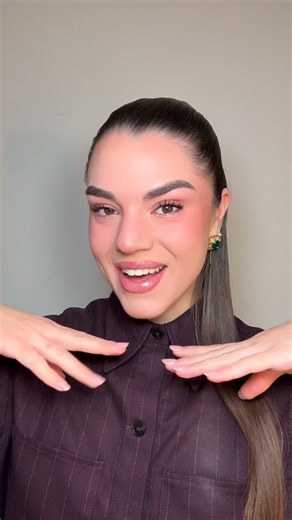 NOEMI SANSOLDO on Instagram: "Il peachSKIN Perfect di Debby è letteralmente la svolta, da quando l’ho scoperto è un mai più senza! Svolterà non solo il vostro look natalizio ma anche la vostra routine! Per non parlare del Lip Oil Debby, ricco di attivi e super perlato e riflettente, lo adoro!🪄✨🫶🏻 @debbymakeup #adv #debbymakeup #lipoil #debbylipoil #peachSKIN&PERFECTFOUNDCEALER debbyFOUNDCEALER"