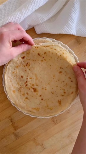 🥞 Crêpes sans œufs & sans lactose C’est LA recette de pâte à crêpes que je fais chaque année : des crêpes souples, légères et super moelleuses. Ingrédients pour ~10 crêpes : •50g de beurre de cacahuètes •40cl de lait d’amande tiède 10cl d’eau •200g de farine de blé t45 ou t55 Astuce : Laisse reposer la pâte au moins 30min pour des crêpes super moelleuses, c’est ça le secret 🤫 Toppings – mon podium personnel : 🥇 Pâte à tartiner (indétrônable 🤩👌🏻) 🥈 Sucre jus de citron jaune 🥉 Chocolat fon