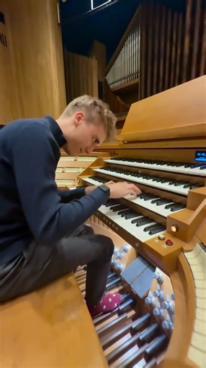 Paul Fey | Organist & YouTuber on Instagram: "Highland Cathedral at the new Beethoven Hall in Bonn featuring a @orgelbau_klais pipe organ! 🤩 #organ #church #kirche #churchorgan #organistsofinstagram organist orgue opera classical classic musik bonn"