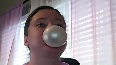 Faire des bulles dans des bulles de chewing-gum