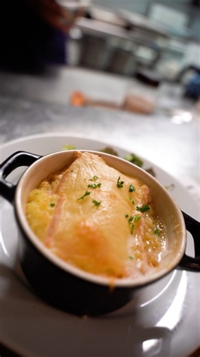 L’hiver arrive au Bouillon ❄️ L’hiver approche… et l’ambiance devient encore plus chaleureuse au Bouillon. Entre les plats du jour qui réchauffent, les cocottes qui sortent bien chaudes, les assiettes gourmandes 😋 et le chocolat chaud maison qui se prépare sous vos yeux ☕, tout est réuni pour passer un bon moment. Une atmosphère conviviale, familiale, où l’on vient se poser, partager et profiter d’une cuisine réconfortante ❤️ Au Bouillon, on est prêts à vous accueillir tout l’hiver ! 📍 11 Plac