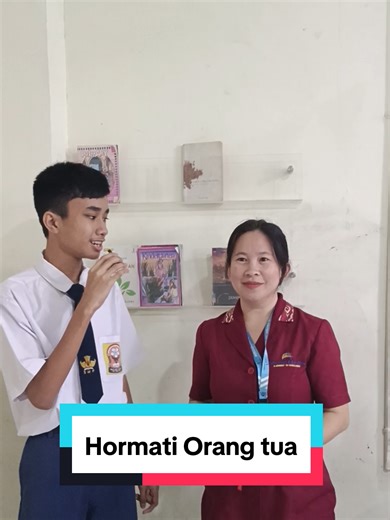 “Hormatilah ayahmu dan ibumu, supaya lanjut umurmu di tanah yang diberikan TUHAN, Allahmu, kepadamu.” (Keluaran 20:12) #fyp #viral Ayat ini adalah perintah kelima dalam Sepuluh Perintah Allah, dan satu-satunya perintah yang disertai janji berkat secara langsung. 1. Makna “Hormatilah” Kata hormatilah tidak hanya berarti patuh, tetapi mencakup: Menghargai dan menghormati orang tua Mendengarkan nasihat mereka Bersikap sopan dalam perkataan dan tindakan Merawat dan memperhatikan mereka, terutama saa