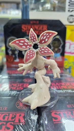 @abecollections_py on Instagram: "Definitivamente, estas cajas sorpresa son un viaje directo a los años 80 y al Upside Down. 🚲 Son el regalo perfecto para cualquier fan de la serie‼️ ¡Contamos con delivery! 🛵 Apúrate antes de que se agoten ⏳ Abecollections Zona Villamorra Whatsapp 0992799204 Abecollections Zona Lambare Whatsapp 0985393590 #strangerthings #serie #netflixmovies #paraguay #delivery #fanaticos"