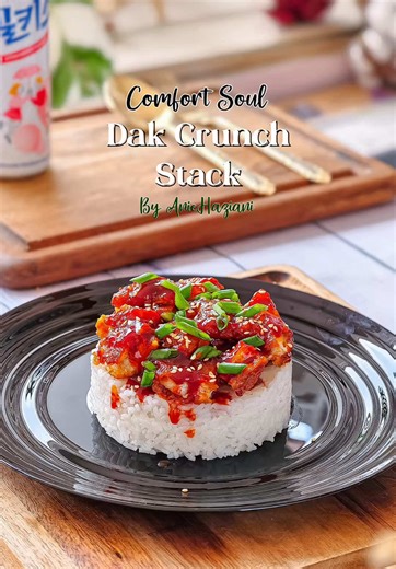 Dak Crunch Stack ( korean chicken stack with rice) For sweet & spicy sauce 2 tbsp gochujang 2 tbsp soy sauce 1 tbsp brown sugar 2 tbsp honey 1 tbsp tomato ketchup 1 tsp gochugaru 1 tsp mince garlic For chicken Chicken breast Fried chicken flour Cooking oil Spring onion Sedame White rice #koreanfriedchicken #sweetnspicychicken #aniehazianivideography #aniehazianicooking #fypシ