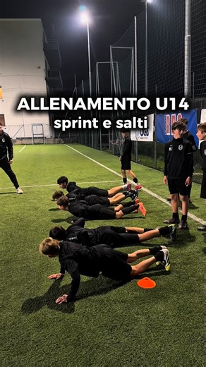 Luca Bonvini | Preparatore Atletico on Instagram: "⚽️ Come alleno l’U14 di calcio in campo? �Ecco gli esercizi che ho inserito nella preparazione atletica con i giovani calciatori: ✅ Sprint da posizioni di partenza variabili (in ginocchio, supini, gambe incrociate) per migliorare�-reattività�-accelerazione�-coordinazione motoria ✅ A seguire hop lineari e salti bipodalici sugli ostacoli per lavorare su�-elasticità muscolare�-forza esplosiva�-prevenzione infortuni nel calcio giovanile 👉Tu hai mai