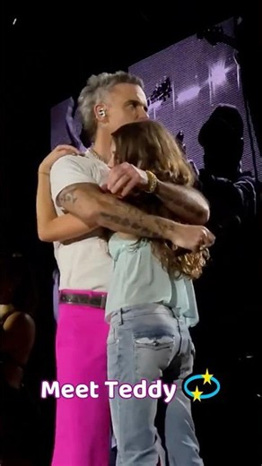 Robbie Williams Introduces His Daughter Teddy 🥹 | Bilbao 2026 🇪🇸