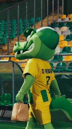 O 𝕲𝖔𝖑𝖉𝖊𝖓 𝕾𝖊𝖆𝖙 🍔🍟 do último jogo calhou 🎰 no setor dos adeptos adversários 😊 e as imagens da felicidade falam por si 😋🤤 Esperamos por vocês auriverdes no dia 3 de janeiro no 🏟 Estádio João Cardoso 🔗👊 #SóTondela #GoldenSeat | CD Tondela