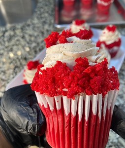 😉Want Big Cupcakes Like This⁉️Start Here⬇️ 🎛️ Use large cupcake liners in a standard cupcake pan. Stack three liners per cupcake to keep them sturdy. This helps prevent batter from spilling since the liners are oversized. ❄️ Fill each liner halfway for the perfect rise. I use a 2-ounce scoop and fill each one 2.5 times for that tall, delicious cupcake. 🧊 Chill your batter! Place the filled cupcake pan in the fridge for 15-20 minutes before baking. This activates the baking soda and baking pow