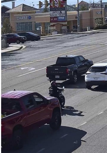 Motorcyclist rear-ended in Washington, Utah 💥🚗 Should Motorcyclists lane filter? 🤔 #collisioncam #crash #utah