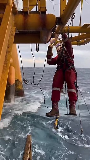 Offshore Oil Rig Workers: Salaries and Challenges
