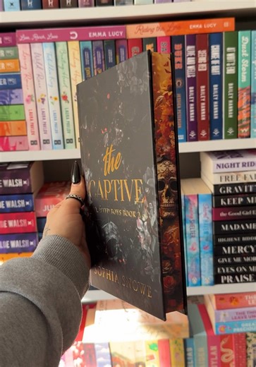 The Special Edition Hardback of The Captive by Sophia Snowe is out now 😍 - A dark and steamy tale of forbidden love, deadly obsession, and choosing desire over duty. Book overview: Two years after a night of forbidden passion, Alexander Moore—Ronan Flanagan's ruthless right-hand man—finds himself face-to-face with the one woman who could destroy everything he's built. Aoife O'Malley, daughter of his sworn enemy, isn't the sheltered princess he expected. She's brilliant, dangerous, and seeking v