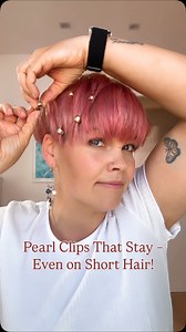 Add instant glam to your short hair! These no-slip pearl clips are made to stay – even on the shortest strands. Perfect for pixie cuts, bobs, and all short styles! Style in seconds. Shine all day. Tag your short hair bestie! Pearls from @kelahairjewellery #shorthair #shorthairstyle #pixiecut #bobcut #hairclips #hairaccessories #hairstyletips #shorthairinspo #easyhairstyle #glamlook #shorthairstylesforwomen #hairhacks #beautytips #hairtrends2025 #minimalhairstyle #shorthairstyleideas #salirasa | 