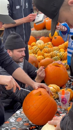 𝗛𝗔𝗟𝗟𝗢𝗪𝗘𝗘𝗡 𝗪𝗜𝗧𝗛 𝗦𝗢𝗨𝗧𝗛𝗪𝗢𝗢𝗗🎃 A huge thank you to our amazing sponsors Southwood Garden Centre for hosting our pumpkin carving competition! The players had a fantastic time showing off their creative skills - we had such an incredible turnout of fans and plenty of laughs!👻🍂 #SouthwoodGardenCentre #HappyHalloween #HullSeahawks #PumpkinCarving #Pumpkins | Hull Seahawks